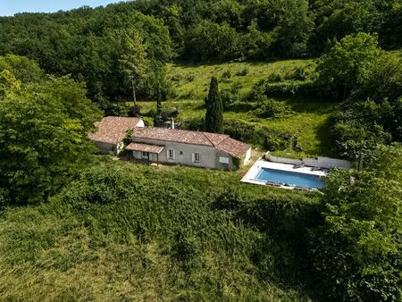 maison en pierre avec jolie vue et dépendance