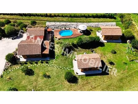 ensemble de 3 chalets en bois  site de villégiature avec piscine