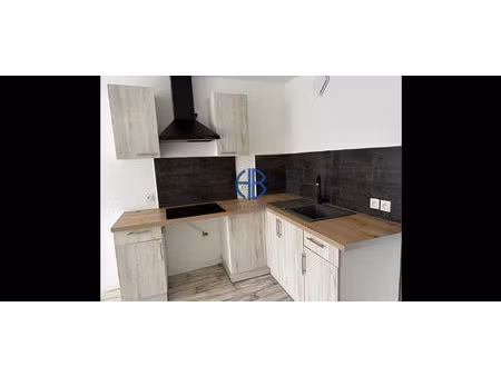 appartement/studio en rez de chaussée avec petite cours