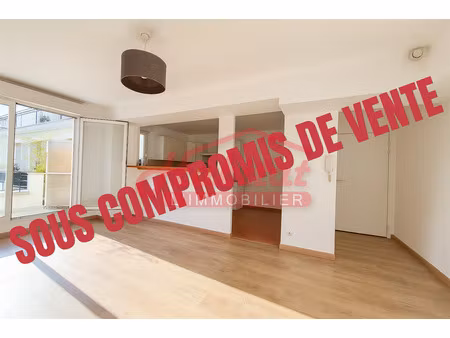 chelles-coeur de ville - grand appartement 2 pieces avec terrasse et box