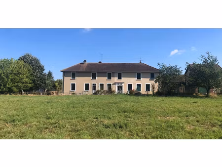 corps de ferme  18 pièces  12 chambres  6.5 hectares terrain avec étang.