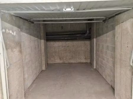 garage boxe ferme pour deux roues