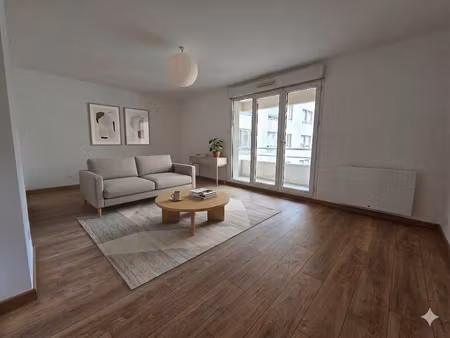 t4 rénové avec balcon charpennes