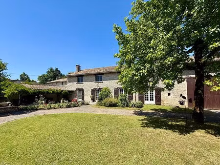 superbe propriété de village en pierre de 4/5 chambres avec terrain privé  piscine et...