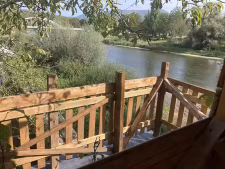 votre maison ensoleillée sous les vignes  pieds dans l'eau