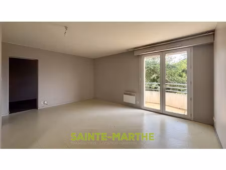 niort avenue de la rochelle. t2 avec balcon et parking