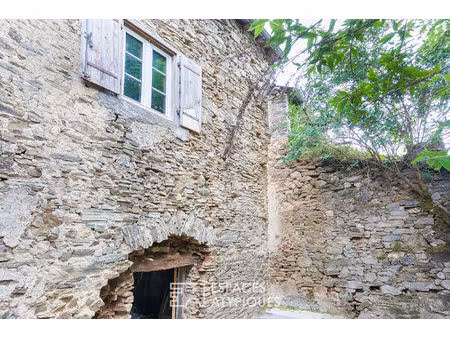 maison en pierre de pays avec petite sortie en coeur de village
