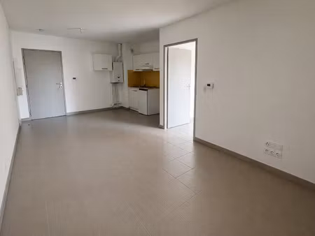 t2 récent  lumineux et spacieux avec balcon et stationnement