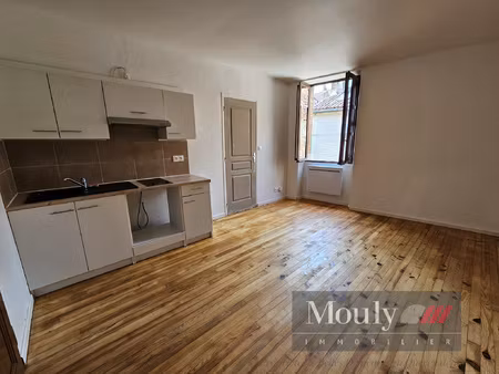 joli petit t2 en bon etat general dans un bel immeuble charg