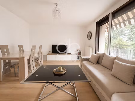 appartement t4 lumineux avec 3 chambres  balcon et cellier à