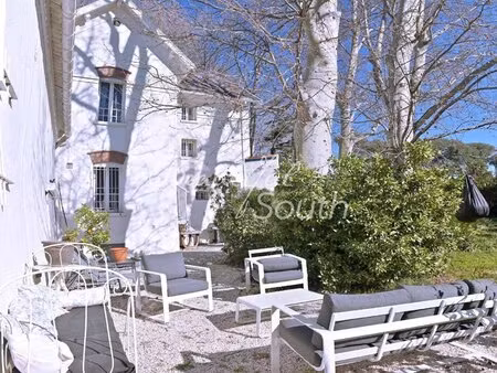 maison de maître avec dependance  parc et piscine  proche perpignan