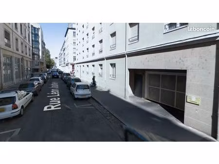 grand garage sécurisé