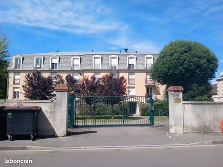 beau studio meuble avec parking