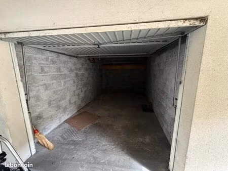 garage/ box