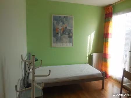 loue chambre meublée avec salle d'eau privative dans un grand appartement calme et lumineu