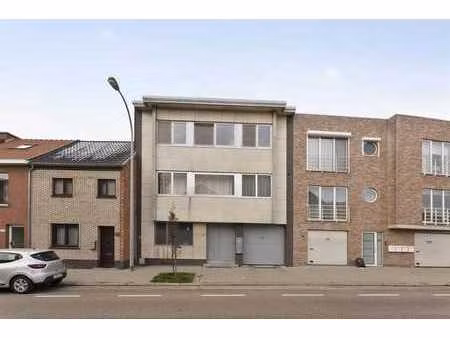 bel appartement moderne au deuxième étage.