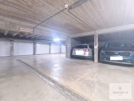 quartier de wand : garage box fermé ou emplacement de parkin