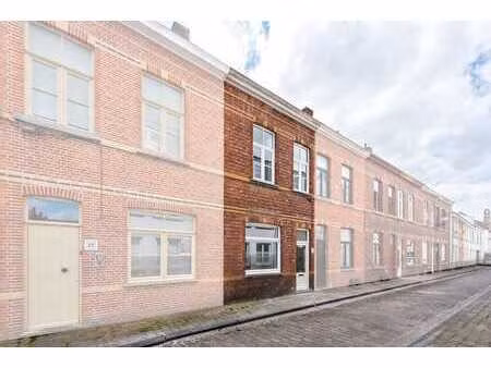 maison sublimement rénovée avec trois chambres et cour à br…