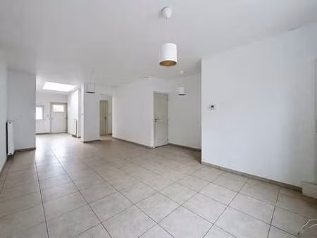 maison avec 3 chambres et grande cour. libre de suite.