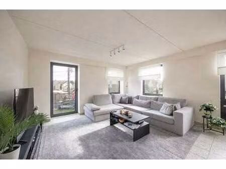 lichtrijk en ruim drie-slaapkamerappartement met terras