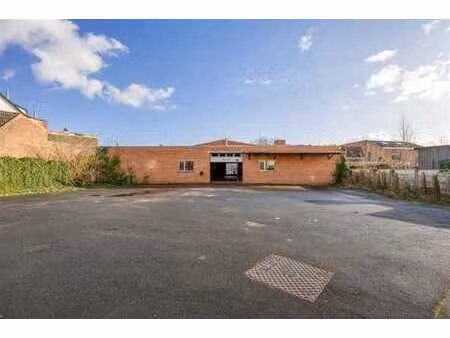 magazijn met ruime parking
