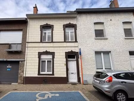 maison spacieuse avec 4 chambres et beau jardin