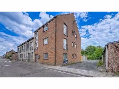 tres bel immeuble (3 appartements 3 parkings  3 garages)
