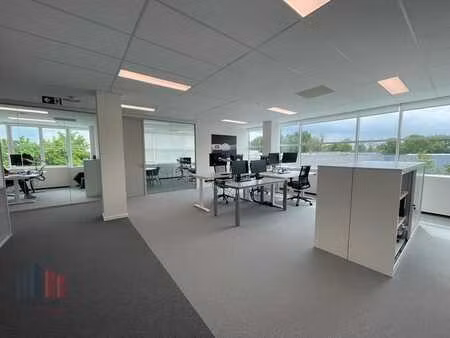 bureau de 590 m² à louer  situé à proximité de la woluwel...