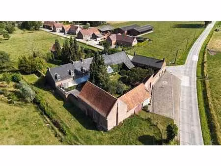ferme ancienne cloturee + prairie