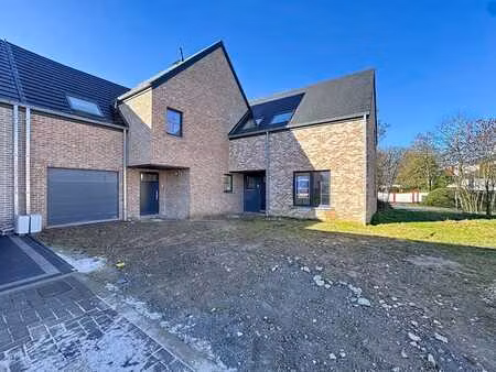 maison neuve dans un cadre verdoyant et paisible