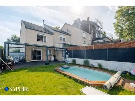 maison 3 façades avec piscine et panneaux solaires à seraing