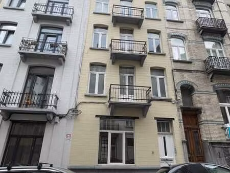 magnifique rez-de-chaussée avec cour 30m² + entre-sol