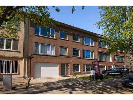 appartement confortable au rez-de-chaussée avec 3 lits et un