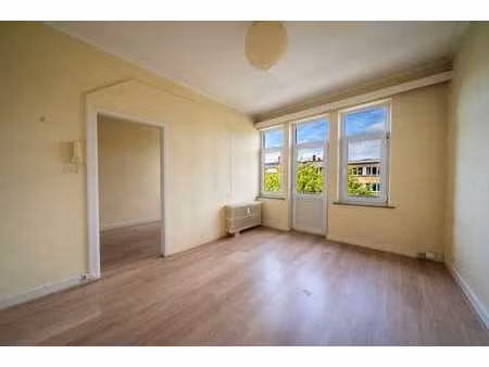 petit 1 chambre avec balcon - beau potentiel