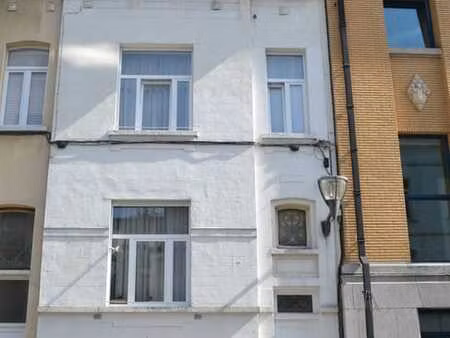 ? maison de caractère avec beau potentiel d’aménagement