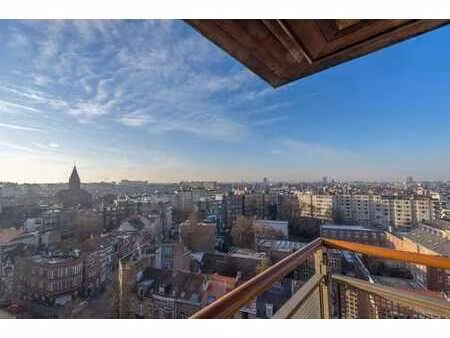 lumineux appartement 2 chambres avec terrasse + parking