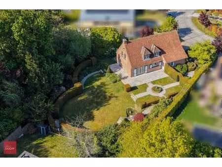 zeer rustig en residentieel gelegen verzorgde villa