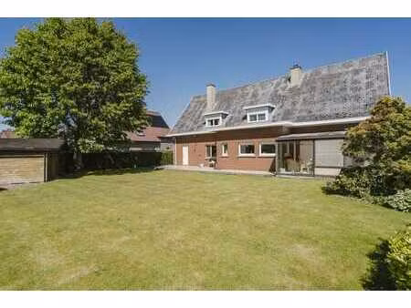 villa spacieuse sur 1 515 m² à vendre avec vue sur la verdur