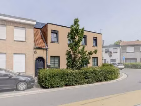 charmante halfopen woning met zonnige tuin en aparte garage