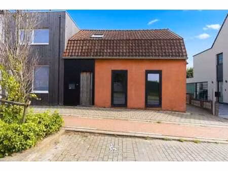 maison semi-indépendante moderne idéalemen