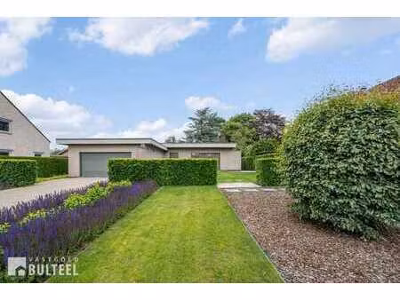 prachtige bungalow met 3 slaapkamers en grote tuin.