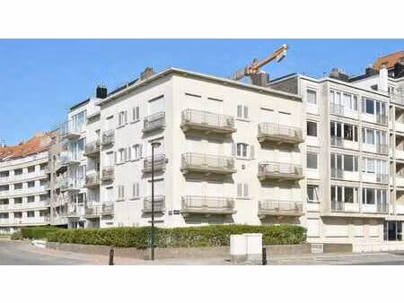 appartement élégant avec vue latérale sur la mer