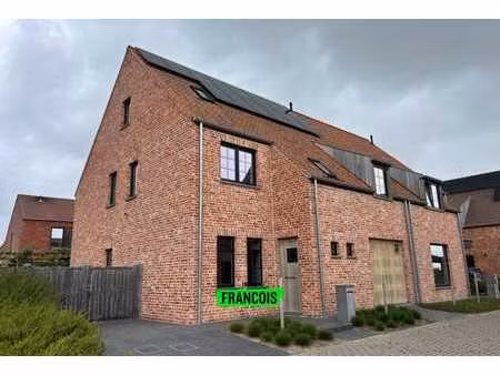 maison mitoyenne récente et économe en énergie  comprenant …