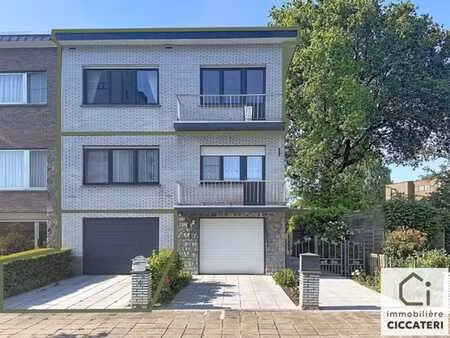 bel appartement deux chambres avec garage et jardin communs
