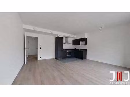 bel appartement une chambre dans un quartier vivant