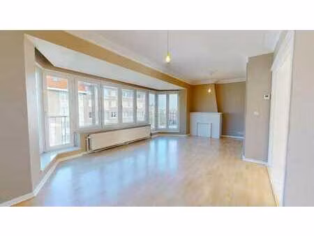 tomberg : bel appartement 1 chambre + bureau +/- 72m2