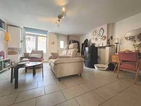 belle maison de rangée avec deux chambres et jardin.