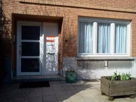 rez-de-chaussée avec cour quartier beaulieu ( auderghem)