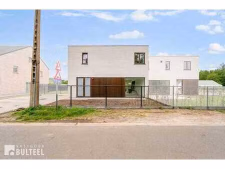 prachtige nieuwbouwwoning met 3 slaapkamers tuin.