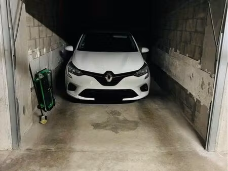 garage box fermé visiosurveillance 15m2 décines centre